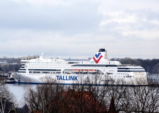 Vētrā cietušo "Tallink" kuģi ieskāva milzīgi viļņi, tas jau ieradies Rīgā