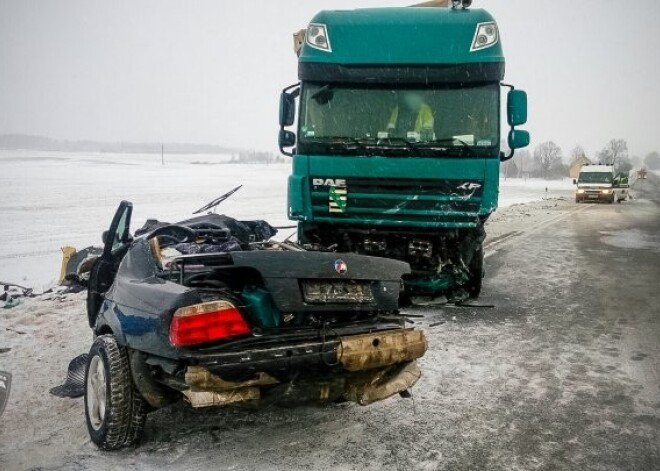 Uz Bauskas šosejas sadragātajā BMW bija trīs cilvēki - viens jaunietis izdzīvoja. FOTO