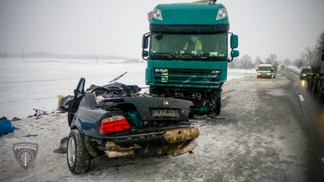 Brīdi pirms traģiskā negadījuma, kāda cita vieglā automašīna, iespējams, tieši slidenās brauktuves dēļ ieslīdējusi grāvī.