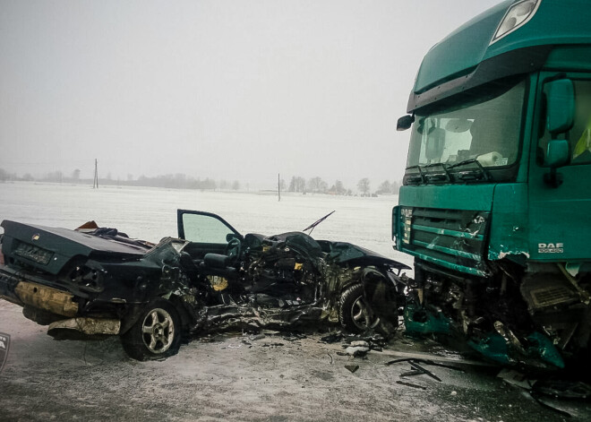 Traģēdija uz Bauskas šosejas. Saslīdot uz melnā ledus, izdziest divu jaunu vīriešu dzīvības. FOTO