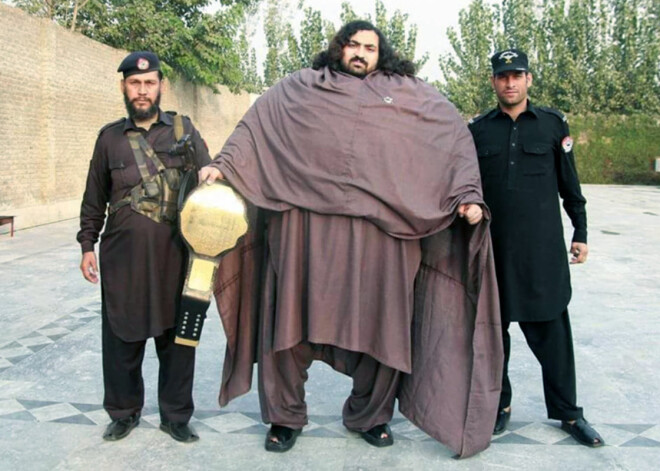 436 kilogramus smagais pakistānietis iesaukts par spēka mitriķi Halku, jo viņam pa spēkam pat traktoru ar vienu roku noturēt.