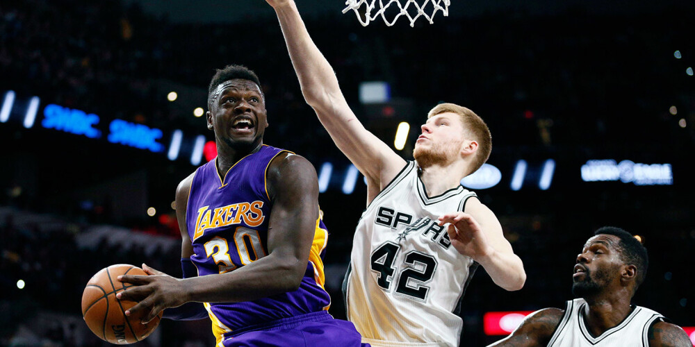 Bertānam pieci punkti; "Spurs" mājās ar +40 sagrauj "Lakers"