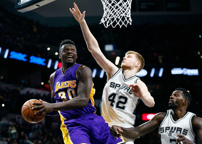 Bertānam pieci punkti; "Spurs" mājās ar +40 sagrauj "Lakers"