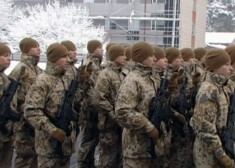 50 jaunie karavīri Ādažos nodod svinīgo zvērestu. VIDEO