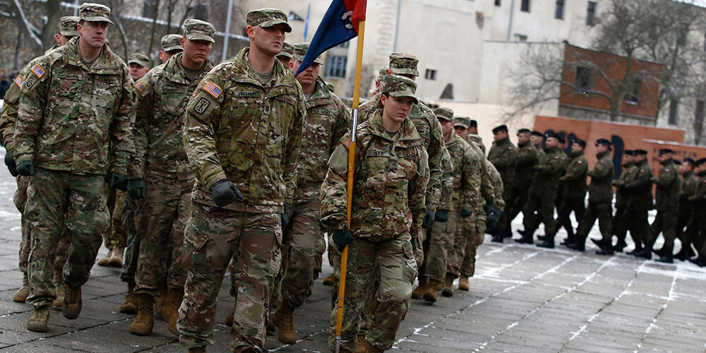 Polijā sveic NATO austrumu flanga aizsardzībai nosūtītos ASV karavīrus. FOTO. VIDEO