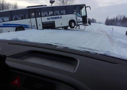 Pie Alūksnes avarē pasažieru autobuss; aculieciniece tajā vaino vadību