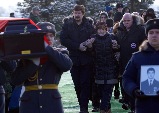 Beidzot Krievijā zemes klēpī guldīti militārās lidmašīnas katastrofas upuri. FOTO