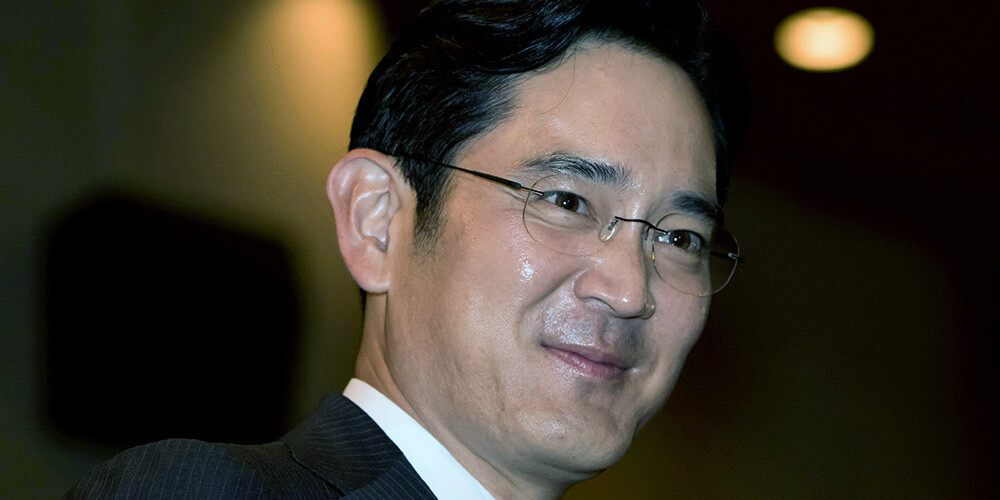 Korupcijas skandāls Dienvidkorejā uzņem apgriezienus: prokuratūra pieprasa arestēt "Samsung" bosu Ļi. VIDEO