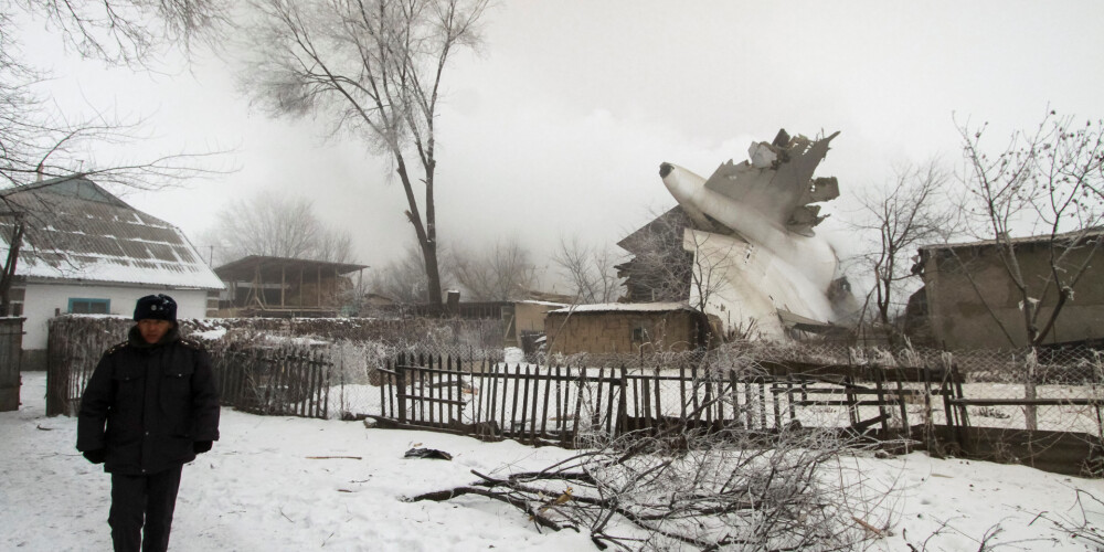 Грузовой самолет турецкой компании упал на дачи в поселке Дача-Суу. По последним данным, жертвами крушения стали 37 человек. Еще 11 пострадали