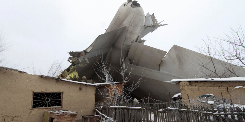 В крушении грузового самолета в Киргизии погибло более 30 человек
