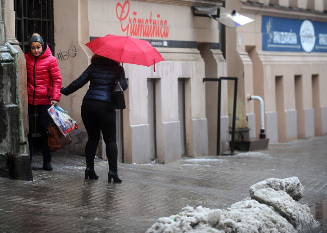 Tuvākajā diennaktī gaidāmi nelieli nokrišņi, apledojums un migla