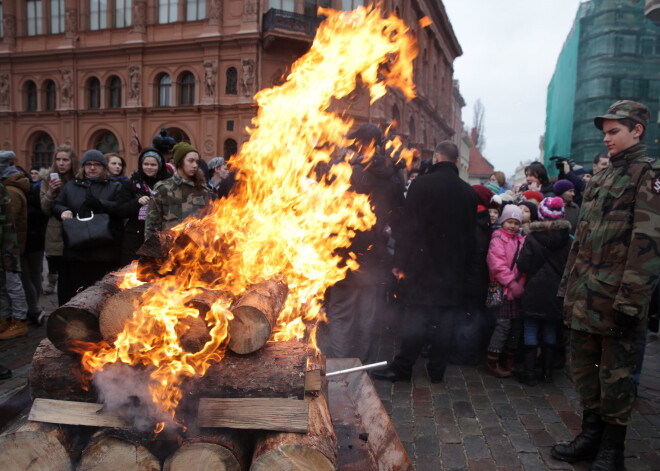 Barikāžu aizstāvju atceres dienā pie Rīgas pašvaldības ēkām pacels valsts karogus