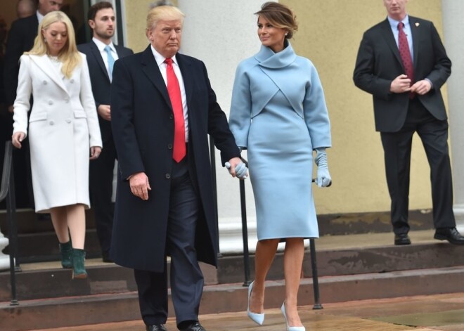 Tramps ierodas Baltajā namā uz rīta tēju ar Obamu
