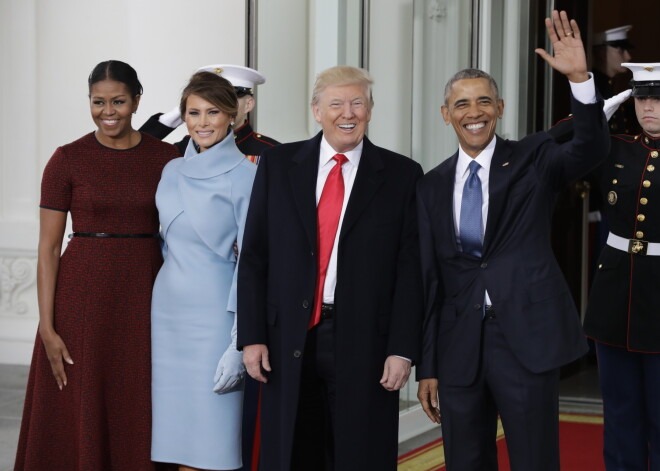 Tramps ierodas Baltajā namā uz rīta tēju ar Obamu. FOTO