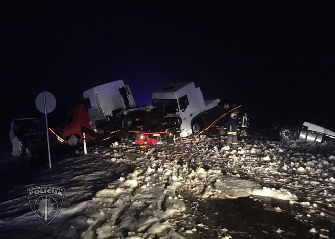 Šorīt notikusi smaga avārija uz Liepājas šosejas pie Valgundes. FOTO