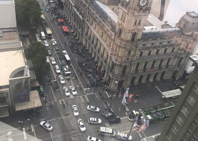 Melburnas centrā automašīna tīšām ietriecas pūlī, ir mirušie. FOTO. VIDEO