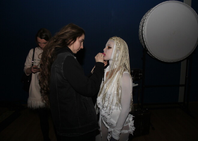 Tā mūziķi pošas uz "Muzikālās bankas" noslēguma ceremoniju. FOTO