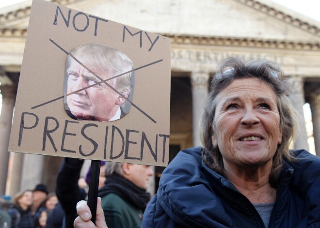 Sievietes visā pasaulē protestē pret Donaldu Trampu. FOTO