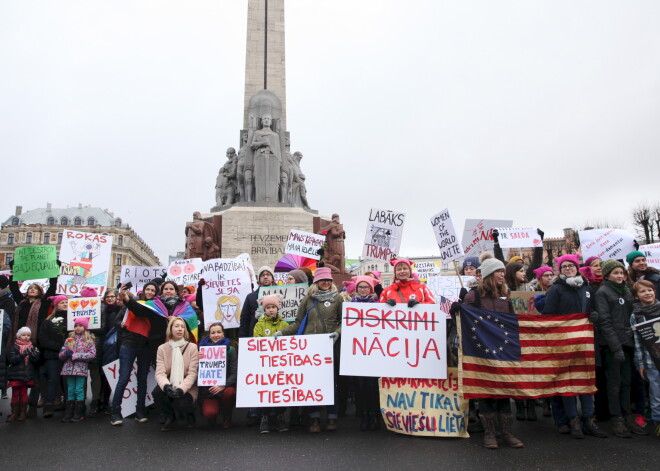 Sieviešu solidaritātes gājiens Rīgā pulcē vismaz 200 dalībnieku. FOTO