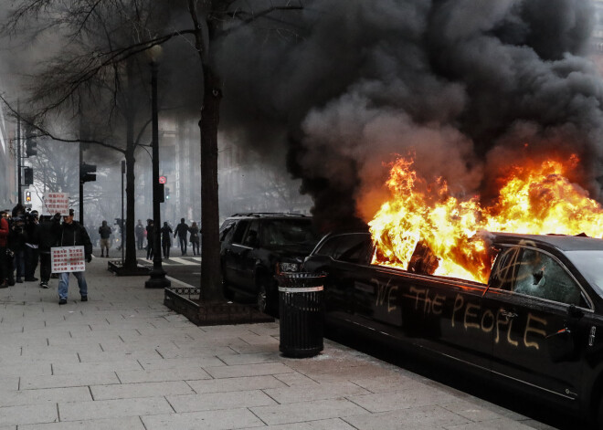 Protestos pret Trampu Vašingtonā aizturēti 217 cilvēki, ievainoti seši policisti. FOTO