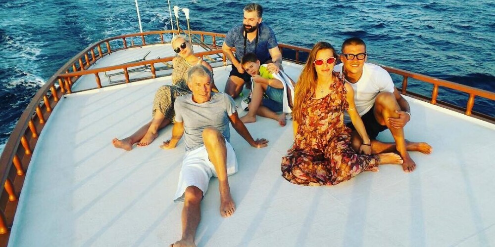 Две беременные в одной лодке: Полина Гагарина и жена Антона Беляева встретилась на Мальдивах