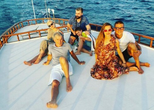 Две беременные в одной лодке: Полина Гагарина и жена Антона Беляева встретилась на Мальдивах