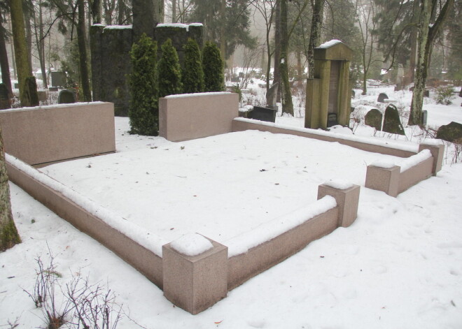 Eksprezidentes Vairas Vīķes-Freibergas ģimenes kapi Rīgas 1. Meža kapos