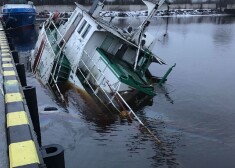 Plānots, ka tuvākajā laikā kuģis pacelsies un būs pietiekami stabils, lai varētu veikt nākamās darbības - izcelt to no ūdens vai pārvilkt uz citu vietu izcelšanai.