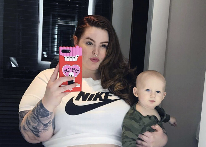 Модель plus-size кормит ребенка грудью прямо на улице