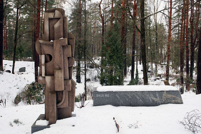 Skulmju dzimtas kapavietā piemiņas akmenī iegravēts arī mākslinieces Džemmas Skulmes vārds. Protams, tikai ar dzimšanas gadu - 1925.