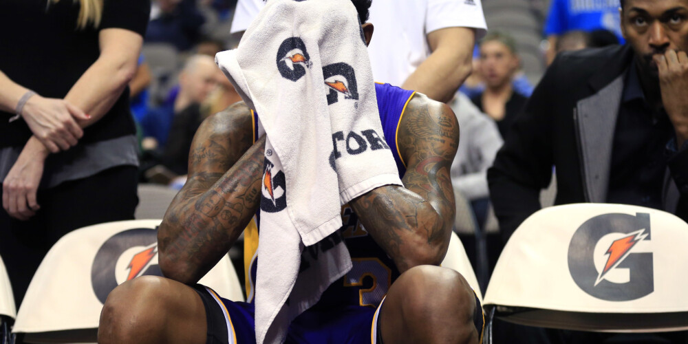 Leģendārā Losandželosas "Lakers" piedzīvo visu laiku smagāko sagrāvi. VIDEO