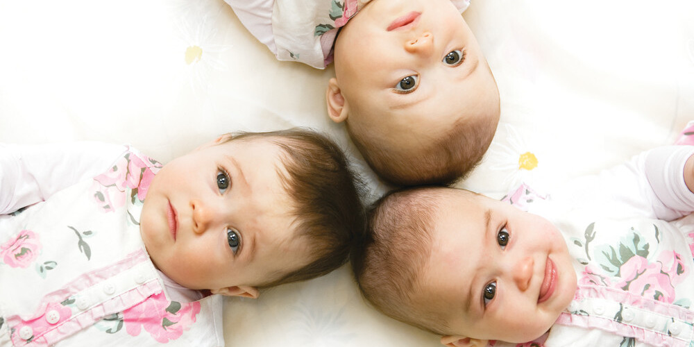 Семье родившихся в Риге тройняшек выделено пособие в размере 8538 евро
