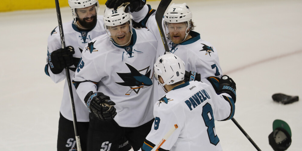 Noskaties, kā "Sharks" hokejists Marlo vienā trešdaļā iemet četrus vārtus. VIDEO