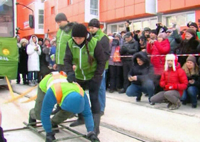 Sieviete aukstajā Sibīrijā velk 36 tonnas smagus tramvaja vagonus. VIDEO