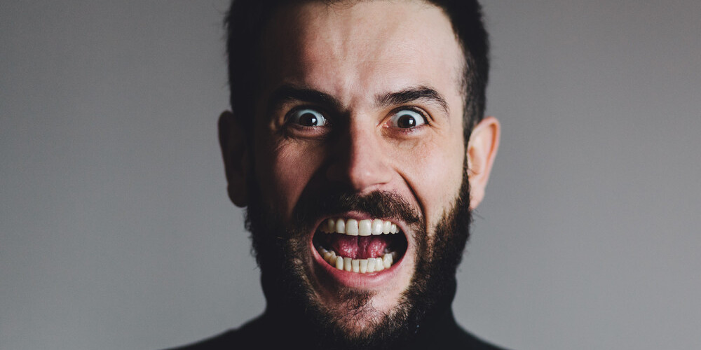 Tie var būt kolēģi, kaimiņi... arī mīļotie. Bieži vien viņi ir jauki, harizmātiski, draudzīgi un šarmanti. Līdz brīdim, kad iesaistās personiskās attiecībās un sāk nežēlīgas prāta spēles.