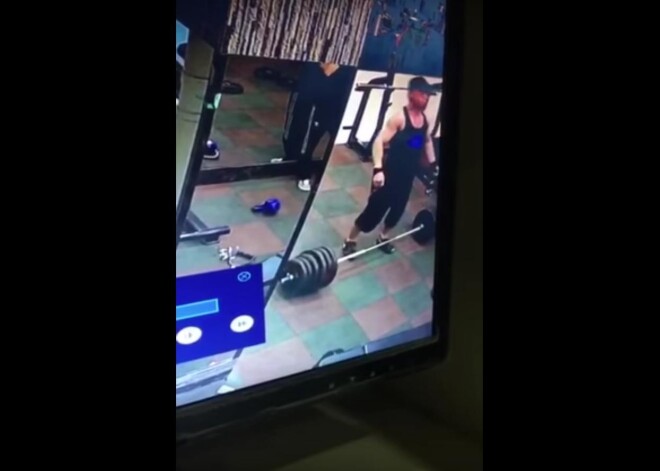 Мужчина сломал позвоночник при подъеме слишком тяжелой штанги. ВИДЕО
