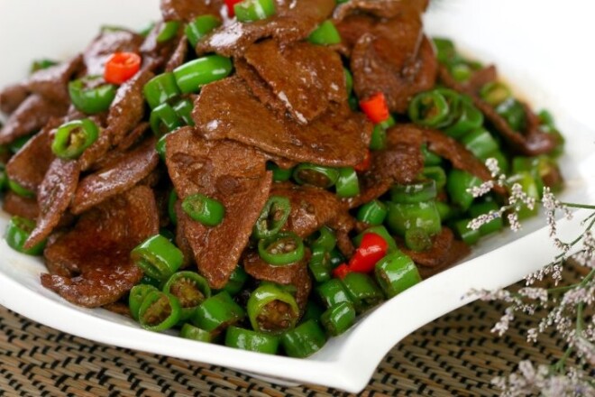 Aknas vislabāk sader ar pipariem, majorānu, raudeni, rozmarīnu, estragonu, timiānu, ķiplokiem, kadiķogām.