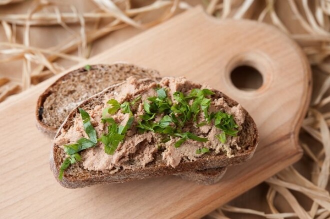 Aknas kopā ar speķi 2–3 reizes samal gaļasmašīnā. Ja gribi vēl viendabīgāku konsistenci, izberz caur sietiņu.