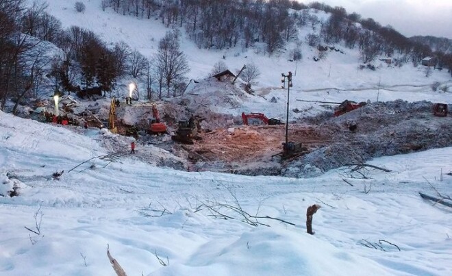 Pēc 18.janvārī notikušās lavīnas ir izglābti 11 cilvēki, tai skaitā četri bērni viesnīcā un divi cilvēki ārpus tās. Pēdējais izdzīvojušais tika atrasts sestdien.