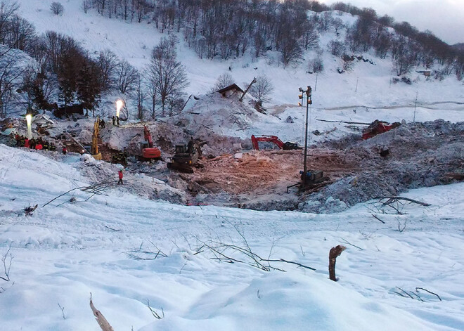 Meklēšana ir beigusies - no lavīnas apraktās viesnīcas izcelti pēdējie mirušie. VIDEO