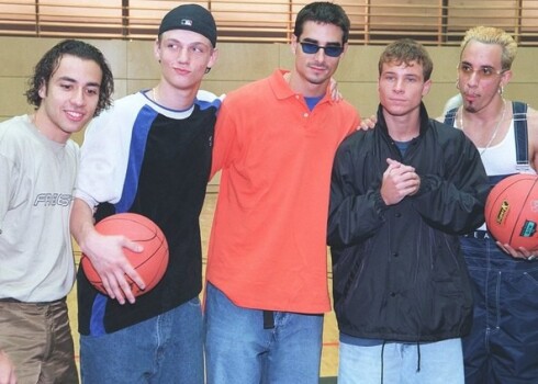 Meitenes kusa un džeki apbrīnoja - pirms 20 gadiem "Backstreet Boys" bija slavas zenītā.