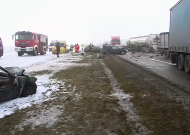 Iespaidīga 76 auto sadursmju ķēde uz Polijas šosejas. VIDEO