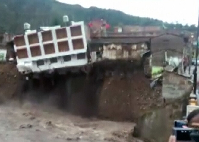 Lietusgāzes Peru iznīcina koloniālā laikmeta viesnīcu. VIDEO