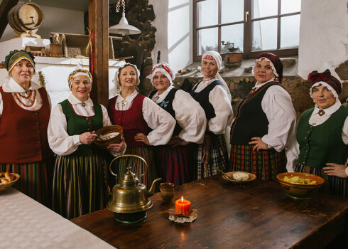 Septiņas atraktīvas saimnieces arī šosezon gatavos gardu maltīti un uzņems viesus.