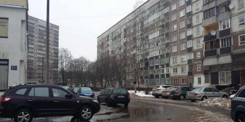 Rīgas mikrorajonu ielās izbūvēs "kabatas" autostāvvietām
