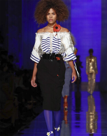 На днях 19-летняя Тина впервые прошлась по подиуму во время показа Jean Paul Gaultier в рамках Недели моды в Париже