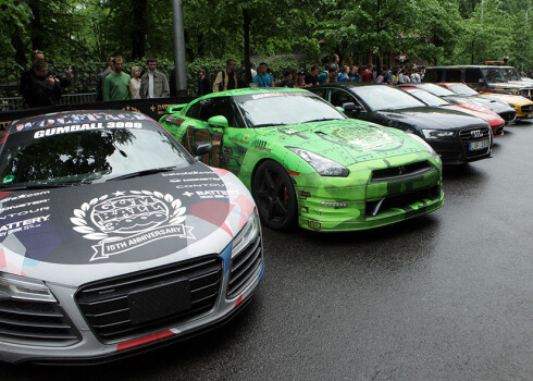 Dzīvesstila rallija "Gumball 3000" dalībnieki Rīgā.