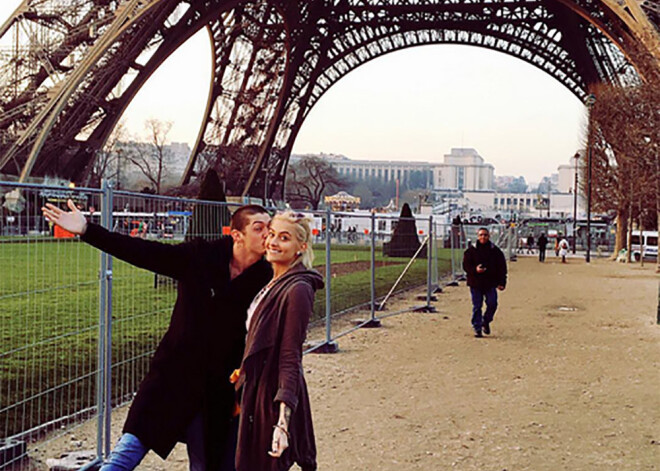 Maikla Džeksona meita ar draugu dodas uz Parīzi un šķiras