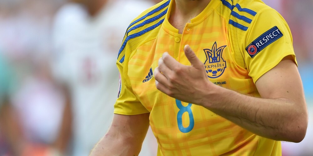 Ukraiņu futbolists spiests pamest jauno klubu, jo līdzjutēji viņu uzskata par nacistu