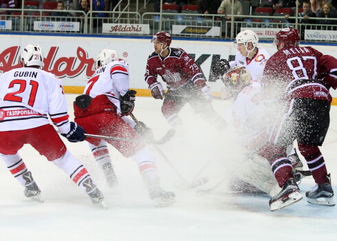 Rīgas "Dinamo" un "Avtomobilist" KHL čempionātos savā starpā tikušās 16 reizes, desmit uzvaras svinot rīdziniekiem.